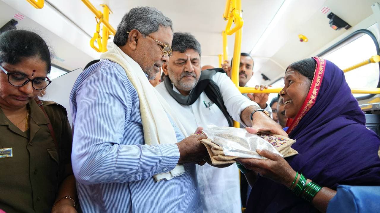 500 ಕೋಟಿ ಮಹಿಳೆಯರಿಂದ ಉಚಿತ ಬಸ್ ಪ್ರಯಾಣ:
500ನೇ ಕೋಟಿಯ ಟಿಕೆಟ್ ನೀಡಿದ ಸಿದ್ದರಾಮಯ್ಯ