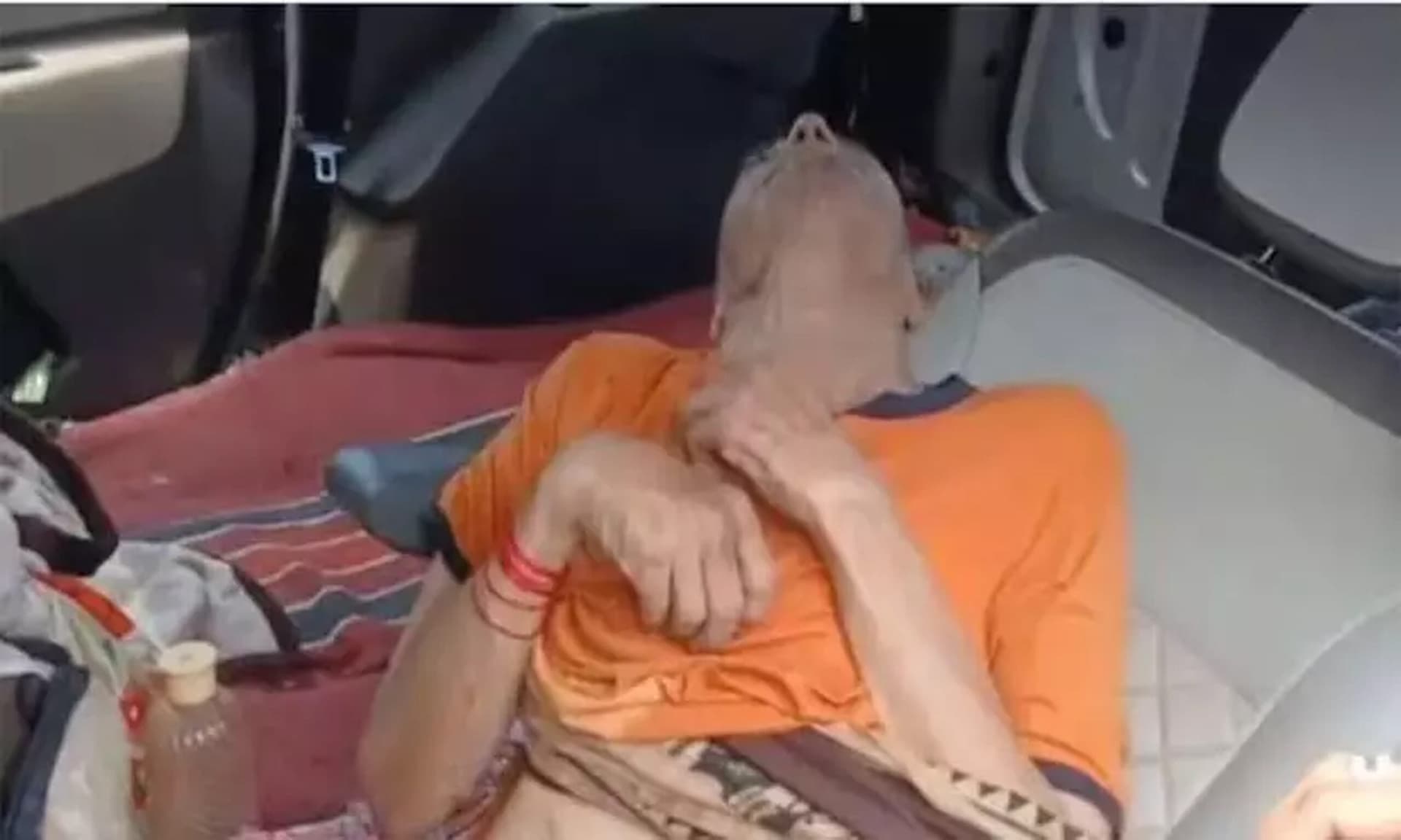 ವೃದ್ಧನನ್ನು ಕಾರಿನಲ್ಲಿ ಕಟ್ಟಿ ಹಾಕಿದ ಕುಟುಂಬ:ರಕ್ಷಿಸಿದ ಭದ್ರತಾ ಸಿಬ್ಬಂದಿಗಳು